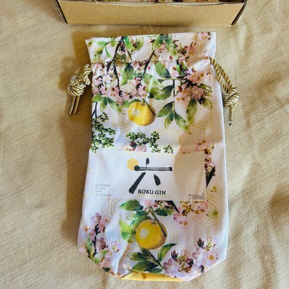 4 Suntory Roku Japanese Craft Gin with Carry Bag - Picture 2 of 6